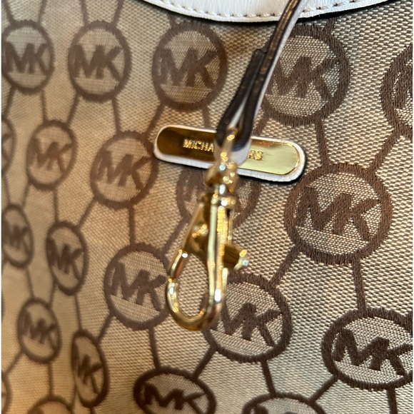 Michael Kors Pocket Book - Picture 2 of 16